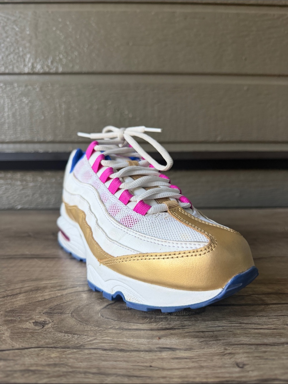 Nike air max Kids White and Gold Athletic Sneakers with Pink Accents size 6.5 Y